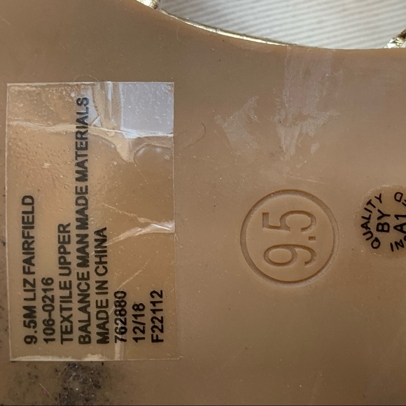 Liz Claiborne Fairfield Gold Metallic Sandals - Picture 4 of 5